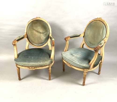 Paire de fauteuils en noyer sculpté et peint, le dossier médaillon et l'assise [...]