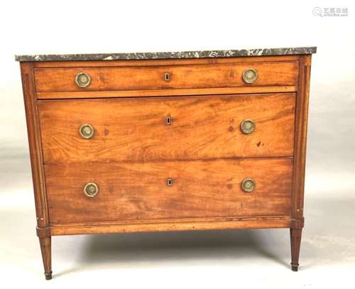 Commode en acajou ouvrant par trois tiroirs dont deux sans traverse. Montants ronds [...]