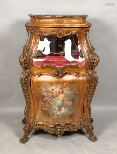 Vitrine basse à une porte, dessus de marbre Style Rococo. -