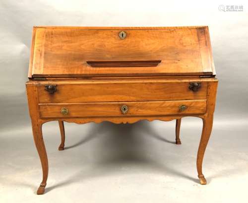 Bureau de pente en noyer. Epoque Louis XV. -