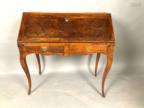 Bureau de pente. Epoque Louis XV. 91 x 92 x 47 cm. -