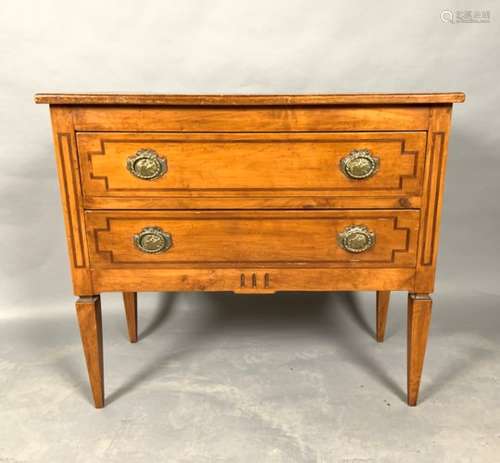 Commode en merisier. Style Louis XVI. 82 x 93 x 42 cm. -