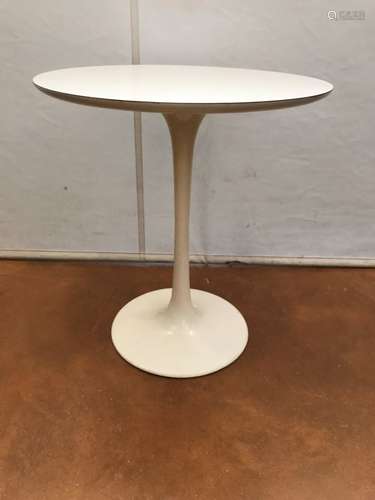 Eero SAARINEN (1910-1961) & KNOLL INTERNATIONAL. Table d'appoint ronde modèle 