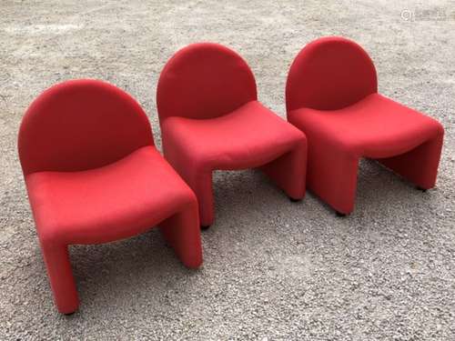 ATAL. France. Trois fauteuils d'attente, garni de tissu rouge. -