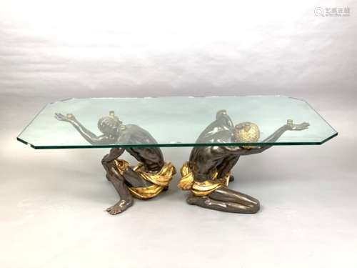 Table en verre, le piètement composé de deux nubiens en bois sculpté, peint de [...]