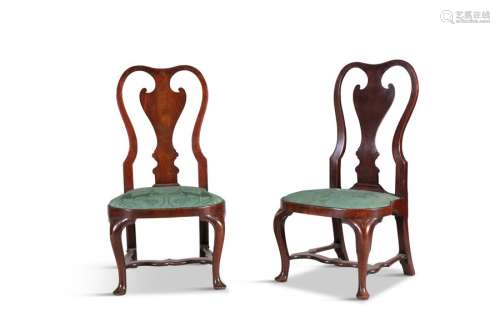 A PAIR OF IRISH WALNUT SIDE CHAIRS, EARLY 18TH CEN…