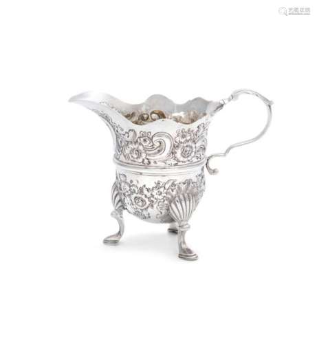 AN IRISH GEORGE III SILVER CREAM JUG, Dublin c.176…