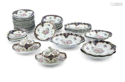 A CHAMBERLAIN’S WORCESTER PART DESSERT SERVICE, 18…