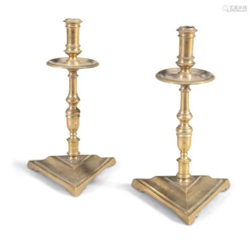 A PAIR OF 18TH CENTURY BRASS CANDLESTICKS, the rin…