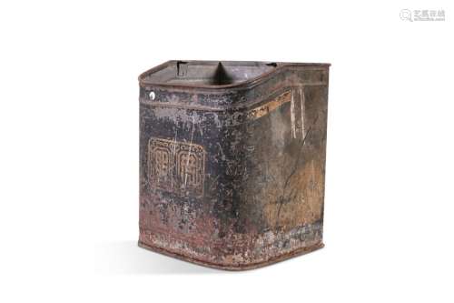 A CHINESE TOALWARE TEA BIN, decorated with gilt ch…