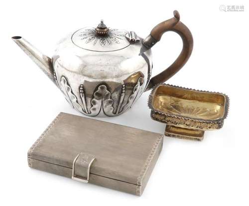 A Victorian silver teapot, by Aldewinckle and Slat…