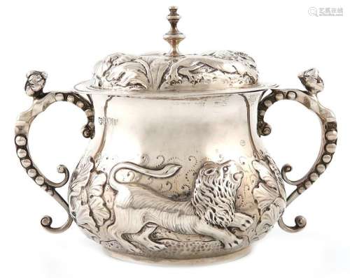An Edwardian silver two handled porringer and cove…