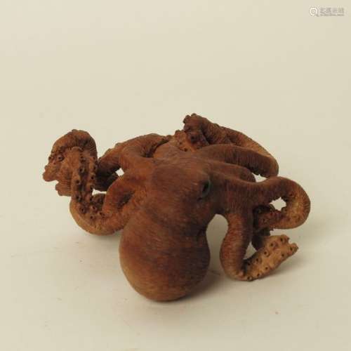 Octopus sculpté dans du bois et incrustation de pi…
