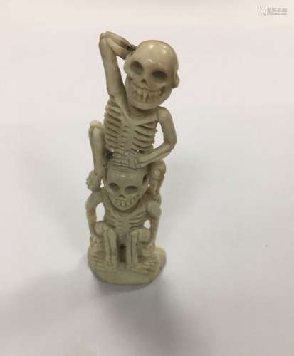 Squelette en os patiné \nXXème siècle \nH7 cm