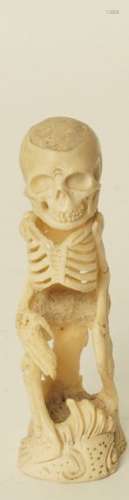 Squelette en os patiné \nXXème siècle \nH11 cm