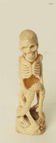 Squelette en os patiné \nXXème siècle \nH10 cm