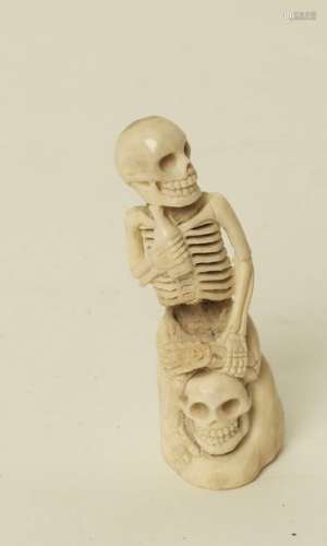 Squelette en os patiné \nXXème siècle \nH9 cm