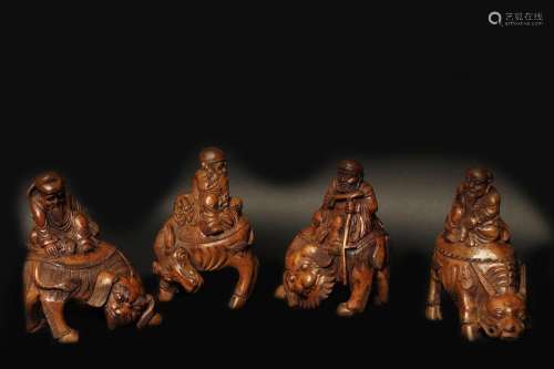 Groupe de quatre Lohan assis sur divers animaux Ra…