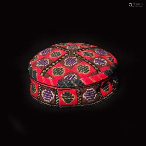 Bonnet brodé de motifs turkmen \nDiam 17 cm