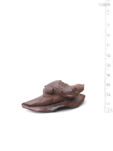 Attributed to Seiyodo Tomiharu (1733-1810), Iwami Province, early 19th century A wood netsuke of a frog on a taro leaf