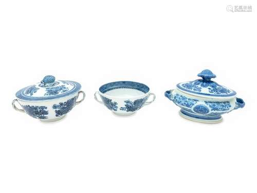 A Chinese Export Blue Fitzhugh Porcelain Covered Sauce