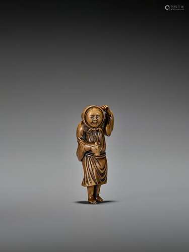 TALL WOOD NETSUKE OF A CHILDREN'S ENTERTAINER