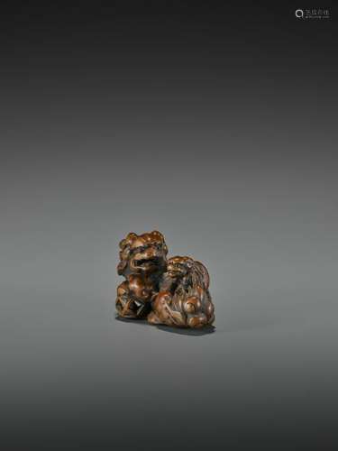 POWERFUL WOOD NETSUKE OF A SHISHI WITH YOUNG