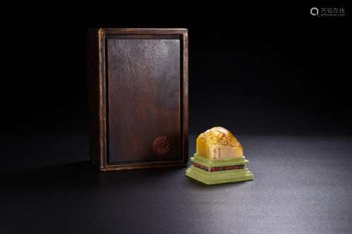 旧藏 田黄石螭龙纹印章 带木盒
