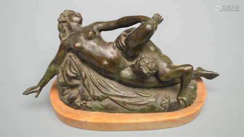 Bronze 19ème. Scène érotique entre une femme et un…