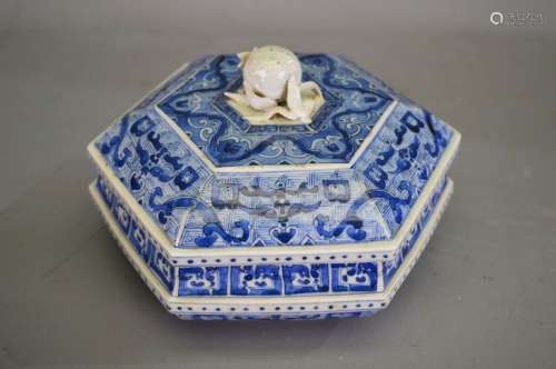 Boite chinoise hexagonale blanc/bleu. Chine 19ème