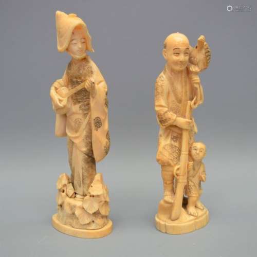 Deux sculptures en ivoire représentant un pêcheur(…