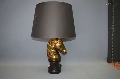 Lampe en bronze doré en forme de tête de cheval. H…