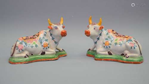 2 vaches Delft circa 1800. Une restaurée. H:16