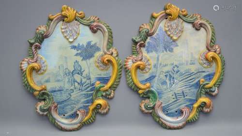 Paire de médaillons en porcelaine polychrome. Delf…