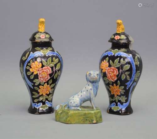 Paire de vases noirs et chien en Delft. Egrenures …