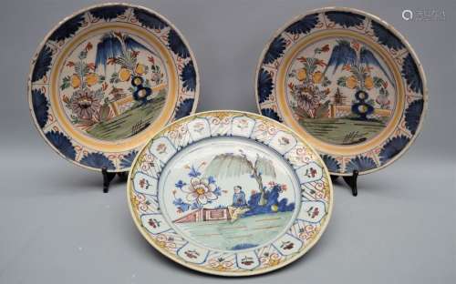 Série d'assiettes polychrome Delft. Fèle et égrenu…