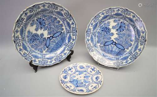 Lot de 3 assiettes Delft. Egrenures et éclats. D:3…