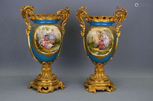 Paire de vases Sèvres avec monture en bronze doré.…
