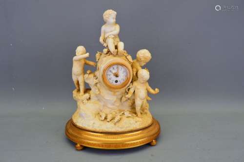 Petite horloge en porcelaine de Sèvres à décors de…