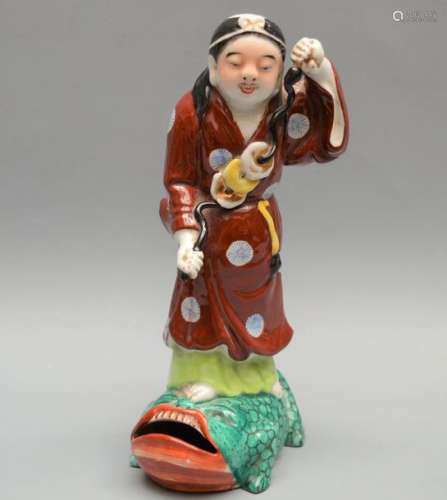 Porcelaine chinoise représentant une femme debout …