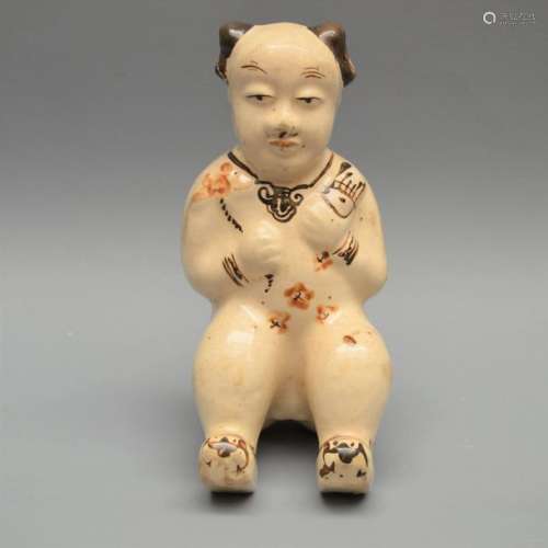 Porcelaine chinoise représentant un enfant assis. …