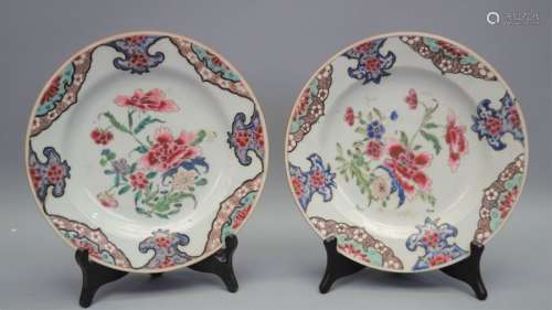 Paire d'assiettes à décors de fleurs. Chine 1800. …