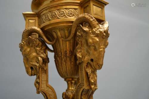 Lampe en bronze doré sur socle en marbre à décors …
