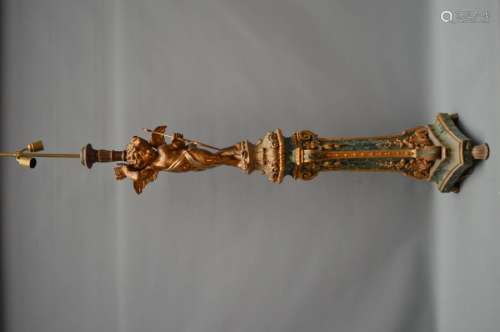 Lampe en bois sculpté polychrome au décors de Cupi…