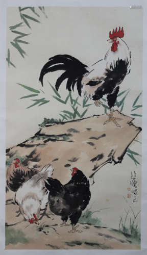 A CHINESE HAND-DRAWN PAINTING SCROLL OF HENS AND COCKS SIGNED BY 徐悲鴻（1895－1953）群雞圖
