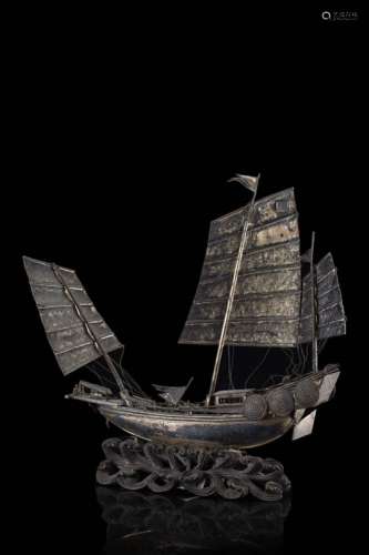 A silver model of a Sampan, wood base carved with waves (defects)China, 20th century(h. 20 cm.)
