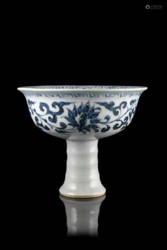 A blue and white porcelain stemcup decorated with a dragonChina, 20th century(h. 10.5 cm.)ITCoppa