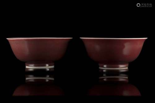 A pair of sang-de-beouf porcelain bowls China, 19th century(d. 16.5 cm.)ITCoppia di ciotole in