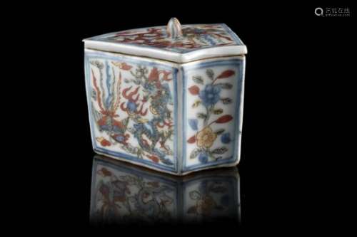 An ingot-shape box and cover in wucai porcelain decorated with dragon and phoenix, apocryphal