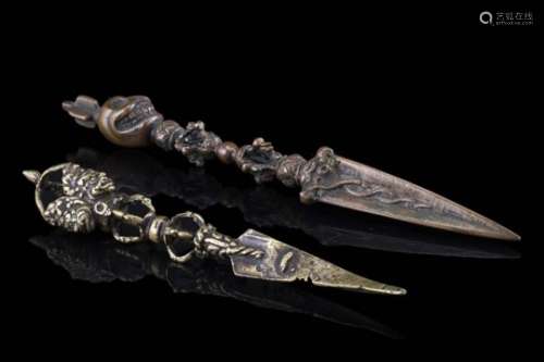Indian ManufactureTwo ritual bronze daggers(l. max 25 cm.)ITManifattura IndianaDue pugnali rituali